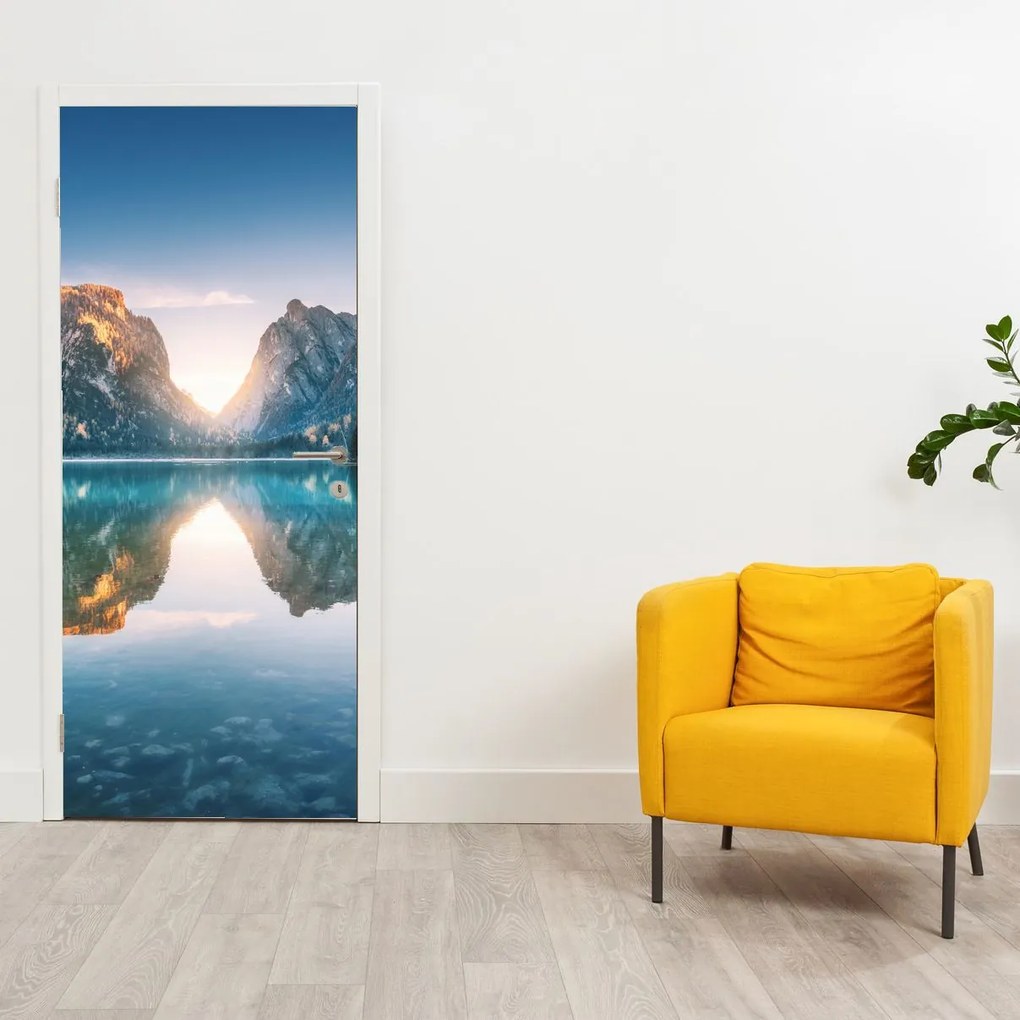 Fototapeta na drzwi - Górskie jezioro (95x205cm)