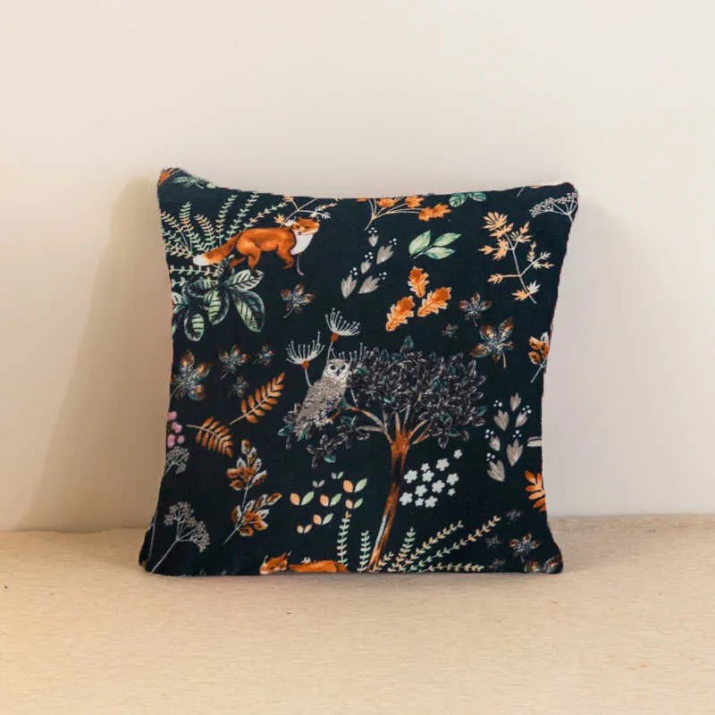 Mikropluszowa poszewka na poduszkę THE FOX AND THE HARE 45x45 cm, ciemnozielony