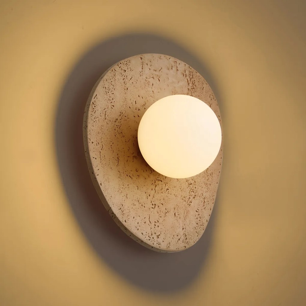 Lampa ścienna Japandi organiczna z naturalnego kamienia i opalowego szkła - Josie