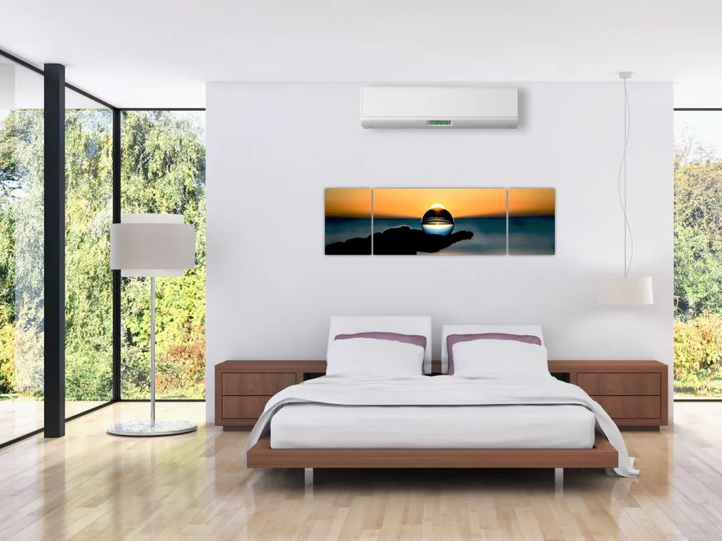 Obraz szklane kule w dłoni (170x50 cm)