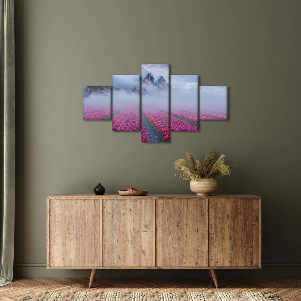 Obraz - Krajobraz z polami tulipanów (125x70 cm)