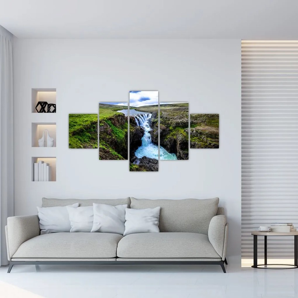 Obraz wodospadu między skałami (125x70 cm)