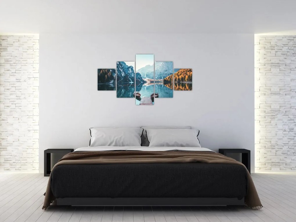 Obraz - Łodzie na jeziorze Braies (125x70 cm)