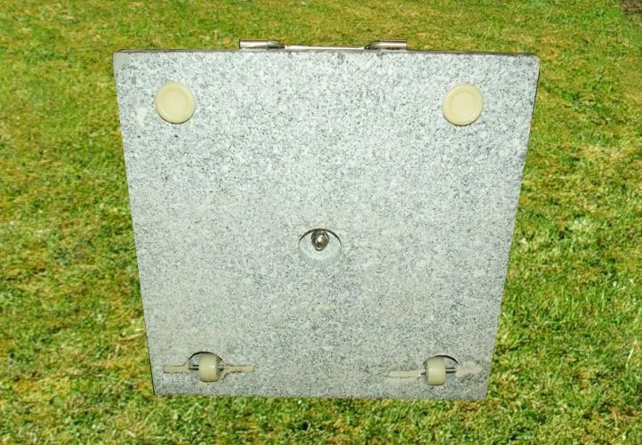 Podstawa z granitu i stali nierdzewnej kwadratowa z kółeczkami pod parasol 50 k