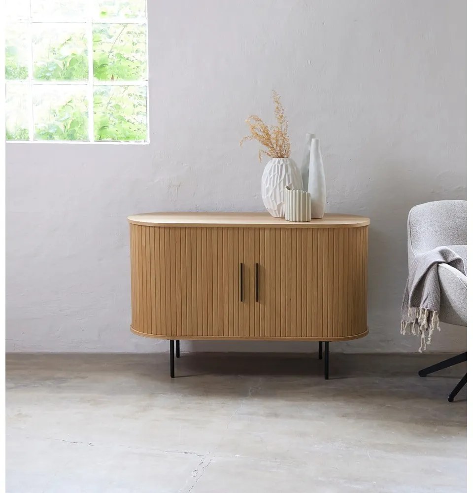 Komoda w dekorze dębu z drzwiami przesuwnymi w naturalnym kolorze 120x76x45 cm Nola – Unique Furniture