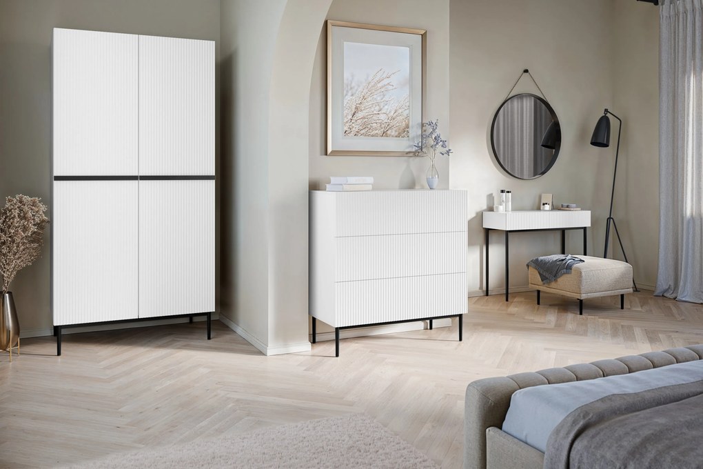 Komoda Nicole 100 cm z szufladami z ryflowanym frontem - biały mat / czarne nóżki