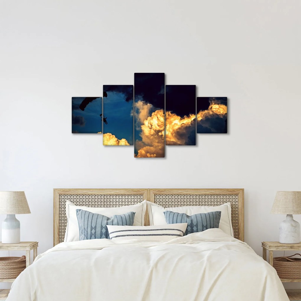 Obraz skoczka spadochronowego w chmurach (125x70 cm)