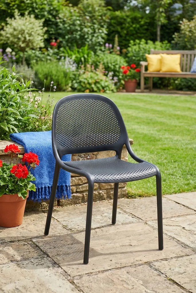 Czarne ażurowe krzesło sztaplowane W0-T34