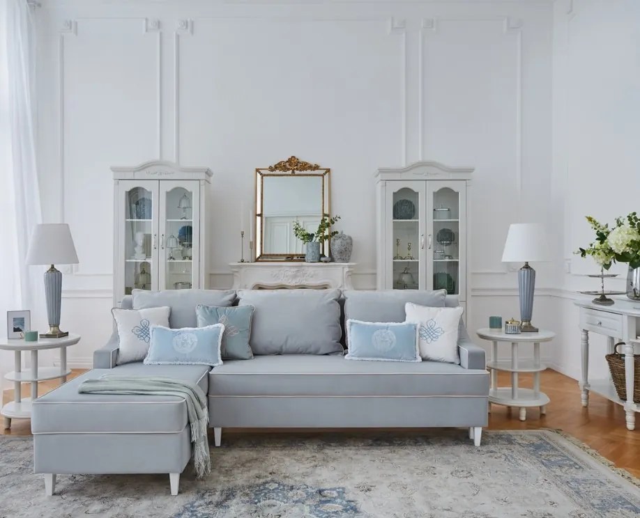 Narożnik rozkładany do salonu Notting Hill, z pojemnikami na pościel. Tkanina Matt Velvet odporna na wchłanianie płynów, kolor beżowy, błękitny, z kedrą.