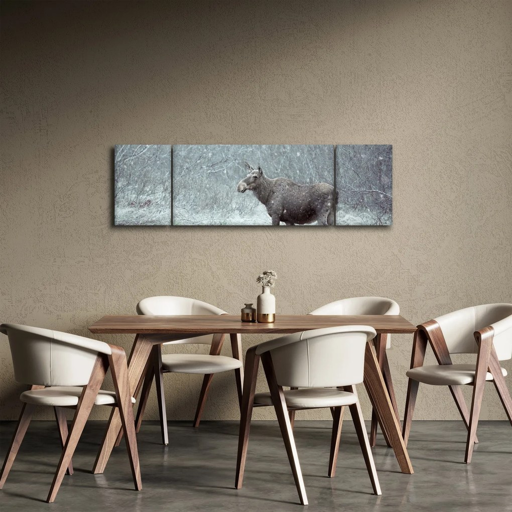 Obraz - Łoś w śnieżnym lesie (170x50 cm)