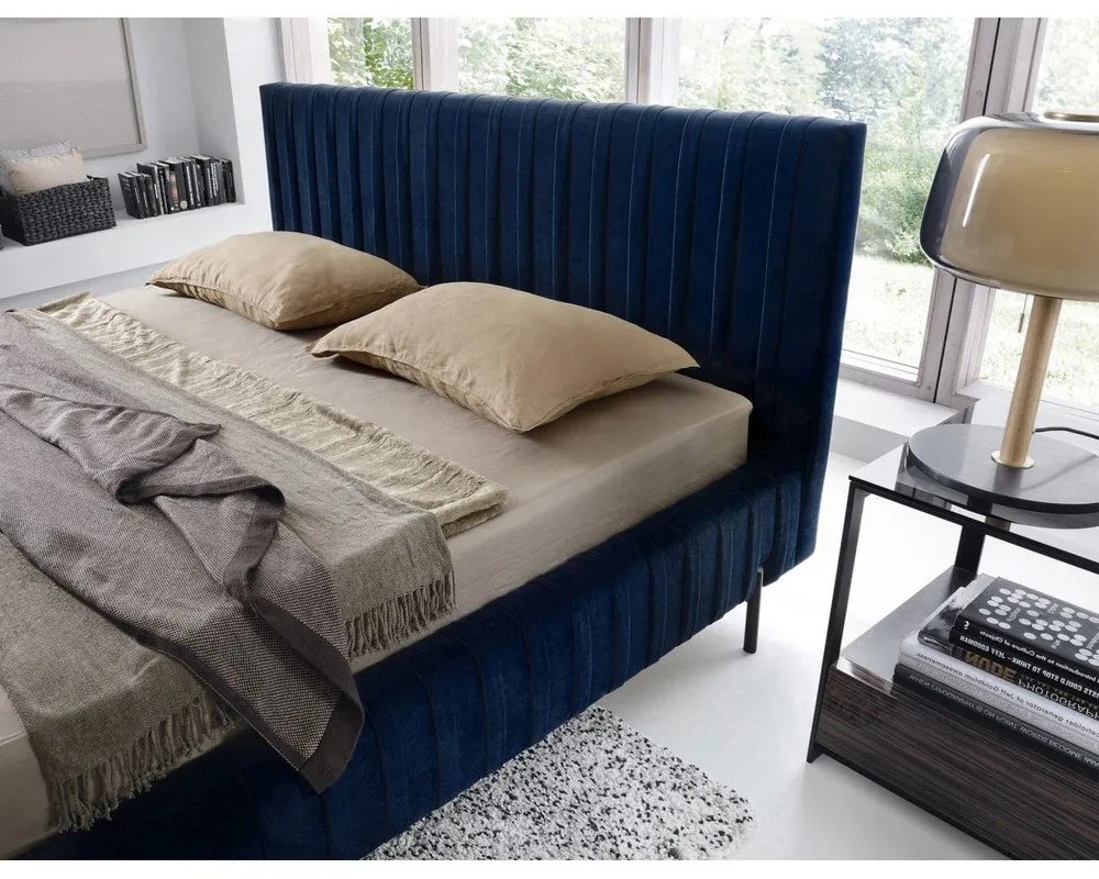 Ciemnoniebieskie tapicerowane łóżko dwuosobowe ze schowkiem ze stelażem 180x200 cm Plissa – ELTAP