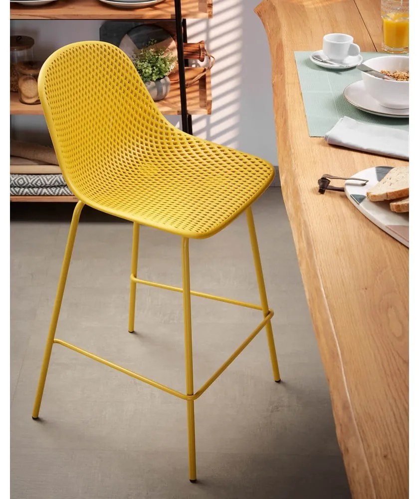 Metalowy/plastikowy hoker ogrodowy w kolorze ochry Quinby – Kave Home