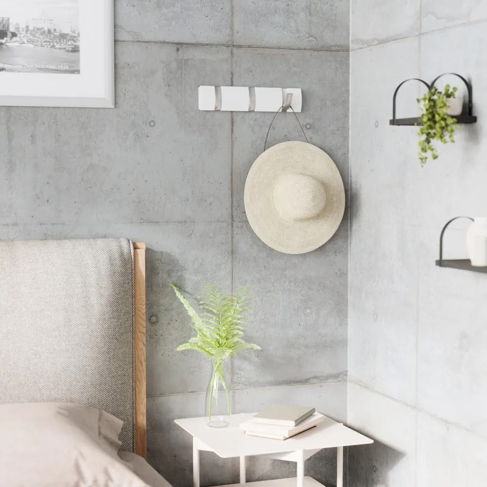 Biały wieszak ścienny z drewna topolowego Flip – Umbra