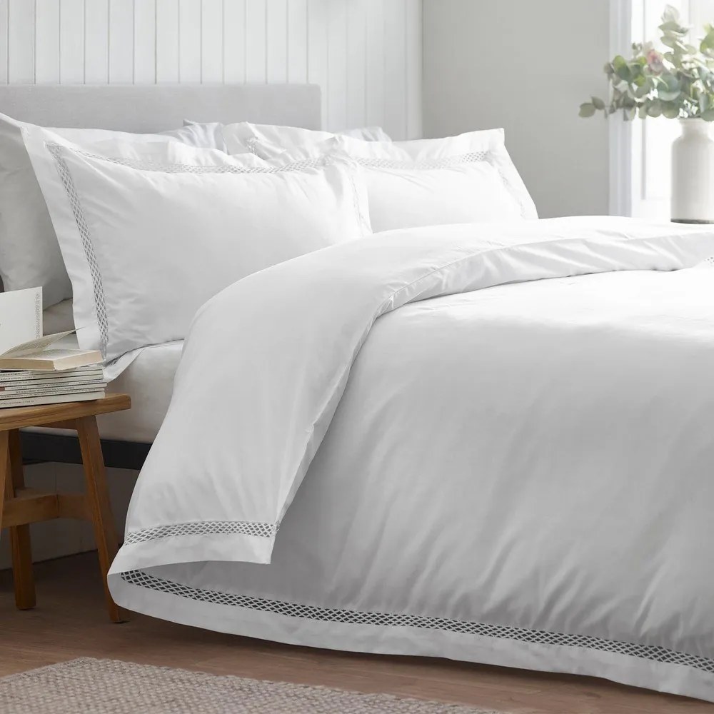 Biała pościel dwuosobowa 230x220 cm Classic Lattice Lace – Catherine Lansfield