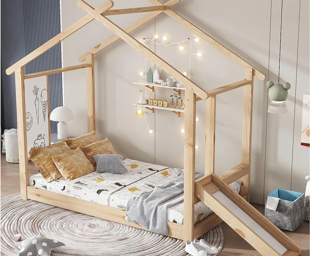 Łóżko domek dla dzieci 90x200cm - ze zjeżdżalnią - z białą tablicą do pisania - z stelażem listwowym - Drewno lite + MDF - Naturalny