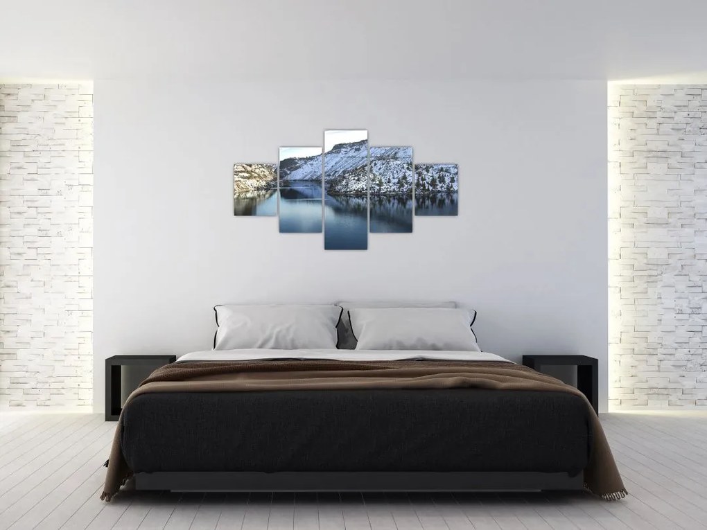 Obraz - zimowy krajobraz z jeziorem (125x70 cm)