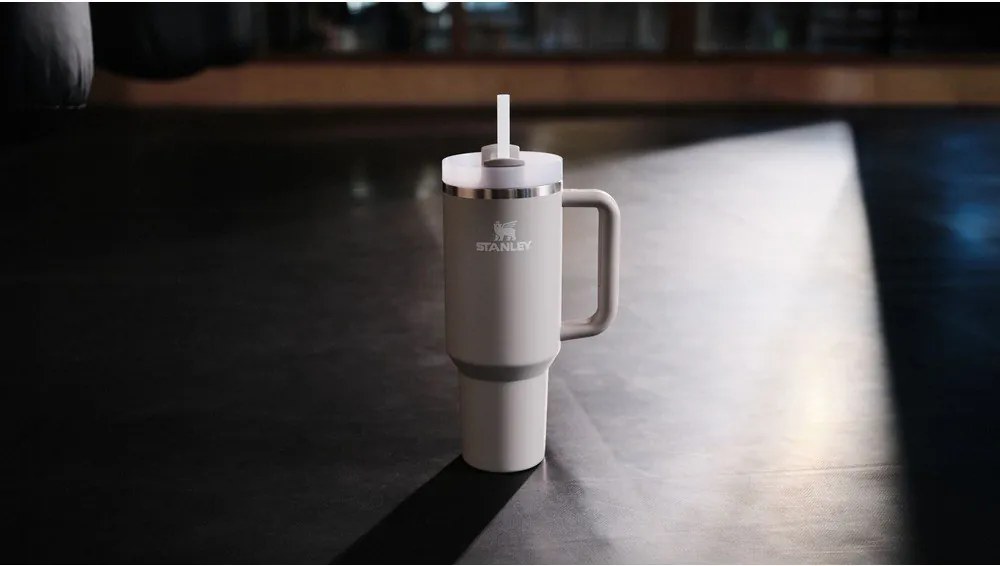 Jasnoszary termos ze stali nierdzewnej ze słomką 890 ml Quencher H2.O FlowState™ Tumbler Ash – Stanley