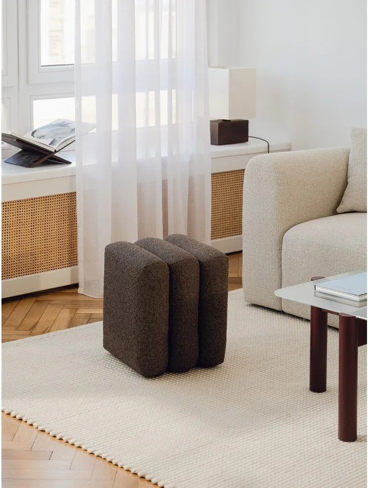 Brązowy puf z materiału bouclé Radd – noo.ma