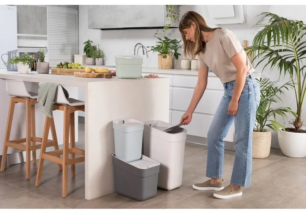 Ciemnoszary kosz na śmieci do segregacji odpadów z plastiku z recyklingu 20 l Ready To Collect – Curver
