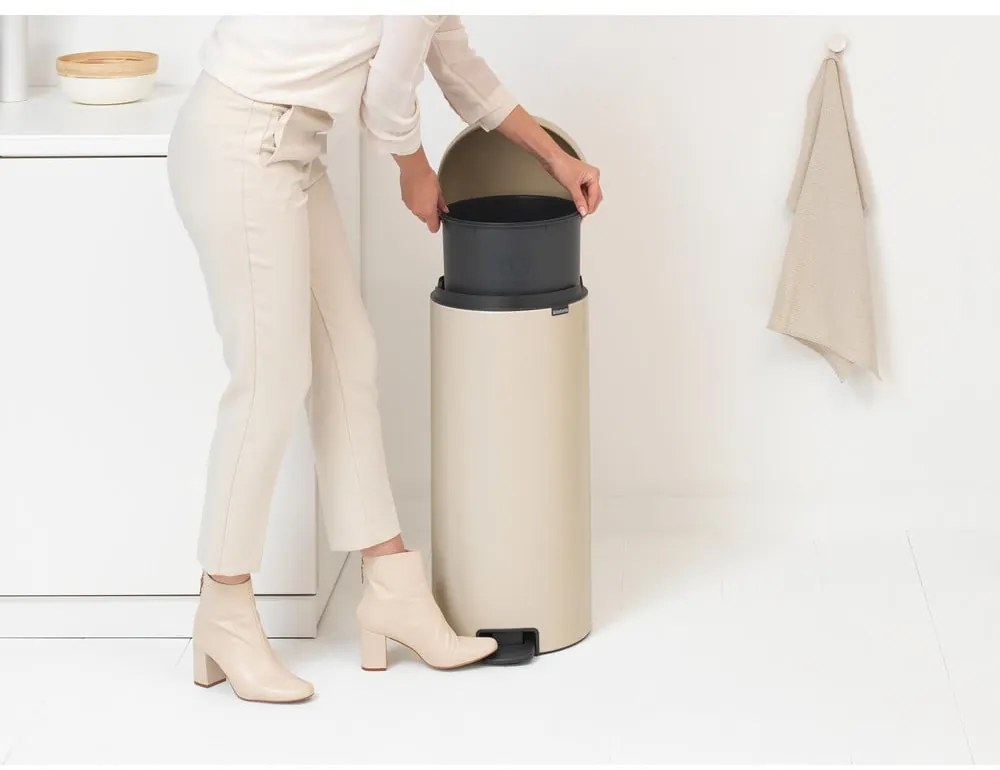 Beżowy stalowy kosz na śmieci z pedałem 30 l NewIcon – Brabantia