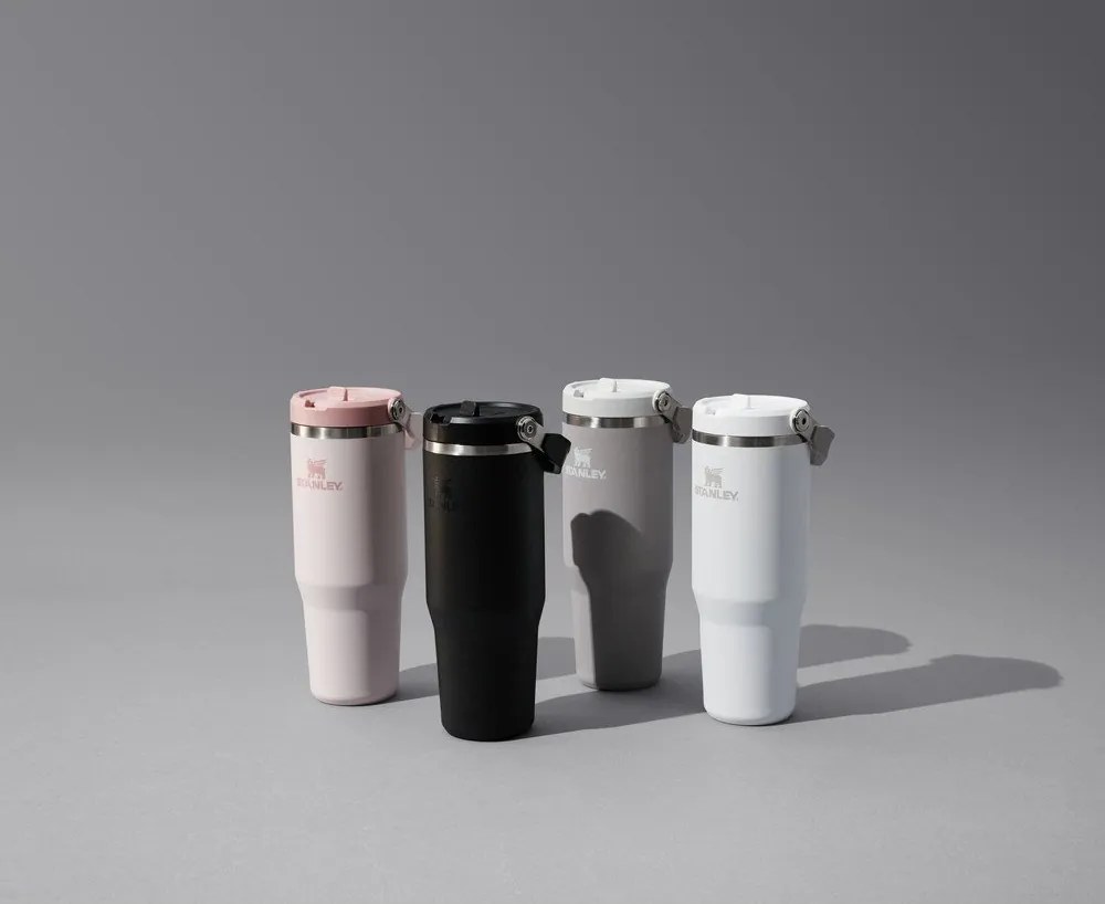 Jasnoszary termos ze stali nierdzewnej 600 ml IceFlow™ Flip Straw 2.0 Tumbler Ash – Stanley