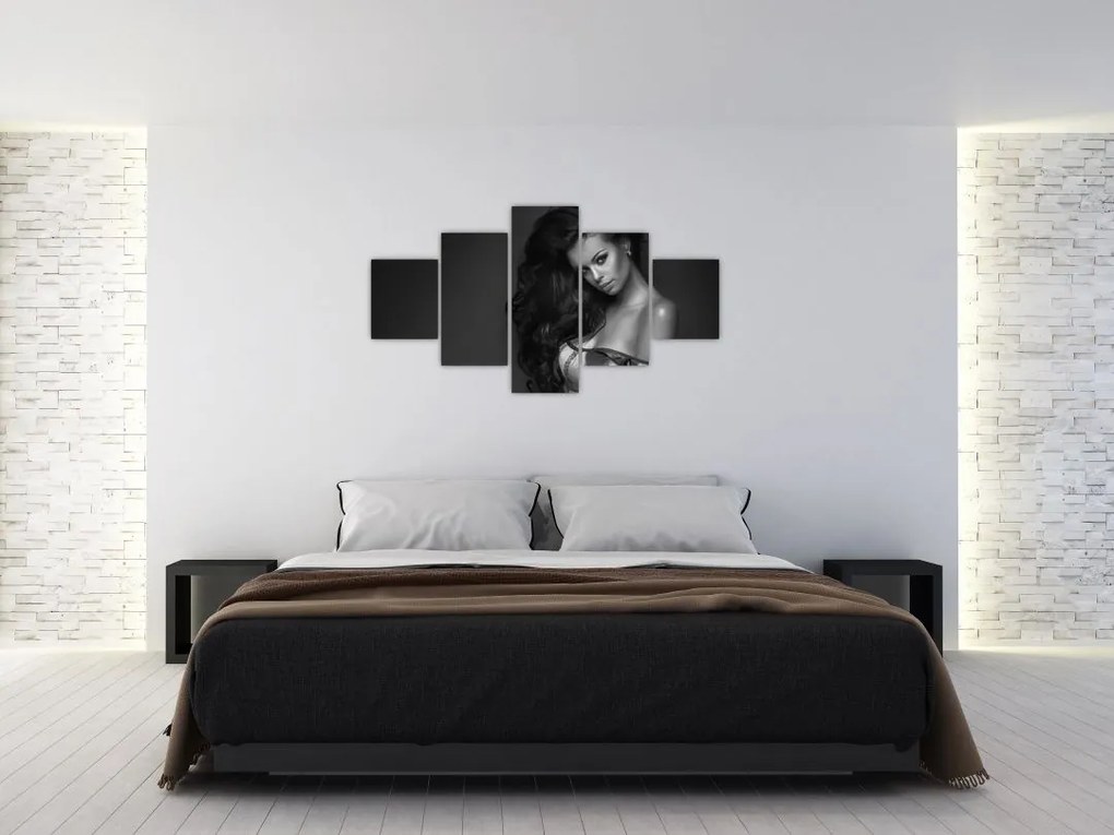 Obraz - Czarno - biały portret uwodzicielskiej kobiety (125x70 cm)