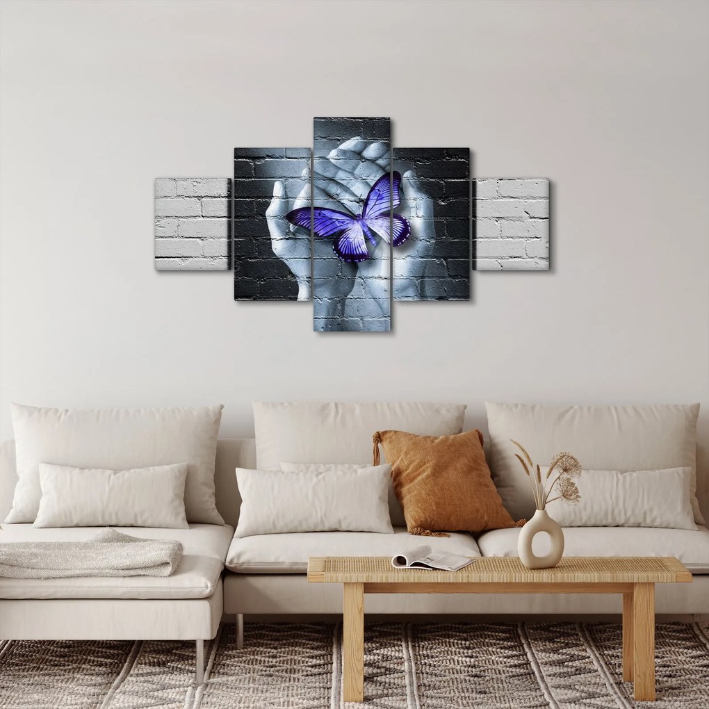 Obraz - Fioletowy motyl na ścianie (125x70 cm)