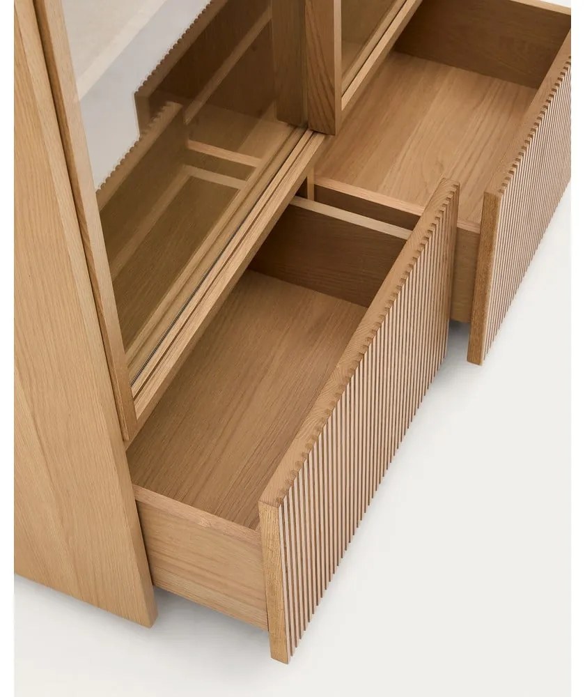 Witryna w dekorze dębu z drzwiami przesuwnymi w naturalnym kolorze 100x174x40 cm Helvine – Kave Home