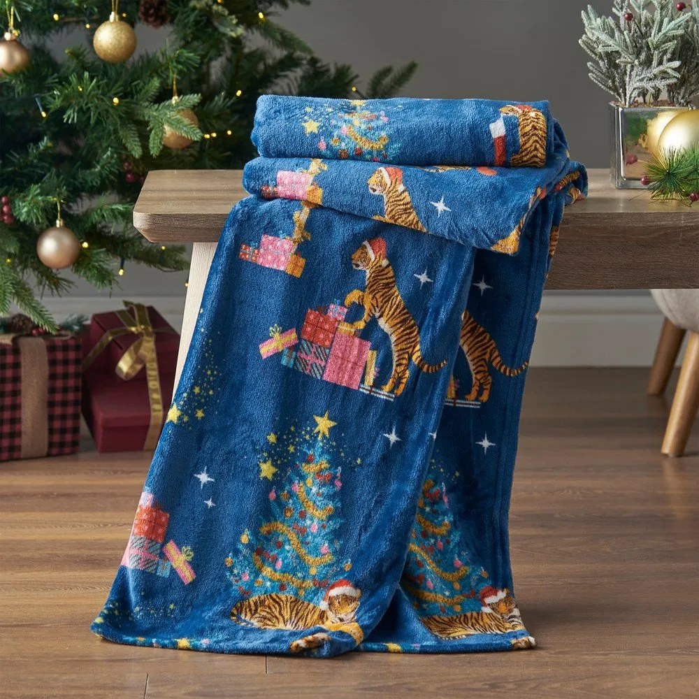 Niebieski koc ze świątecznym motywem z mikropluszu 130x170 cm Christmas Tiger – Catherine Lansfield