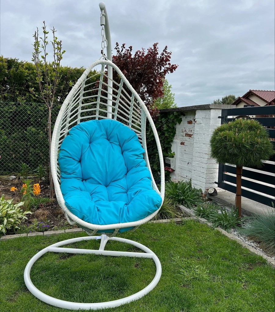 Biały kokon technorattanowy Bellissimo z niebieską poduszką