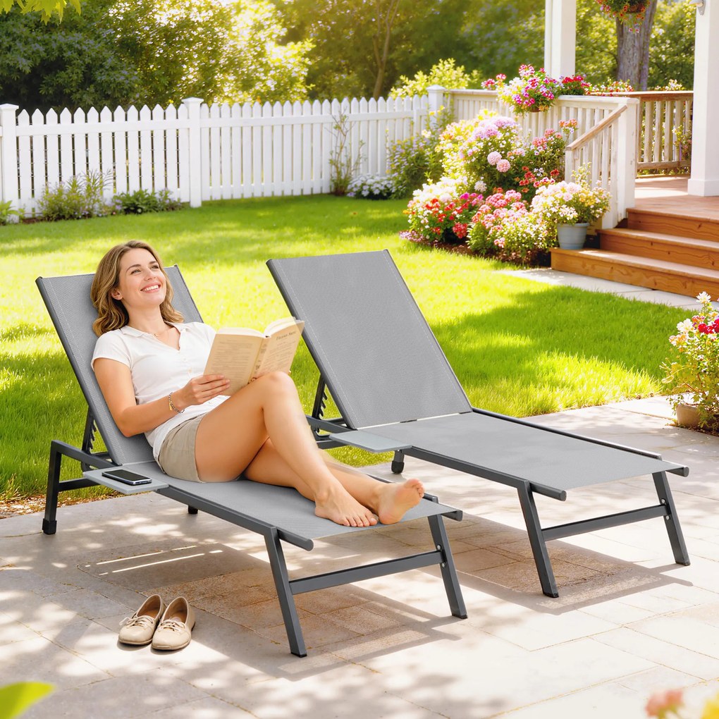 Outsunny Zestaw 2 Leżaków Ogrodowych z 5-stopniowo Regulowanym Oparciem, Bocznym Stolikiem, Kółkami, Antypoślizgowe Nogi Szary | Aosom PL