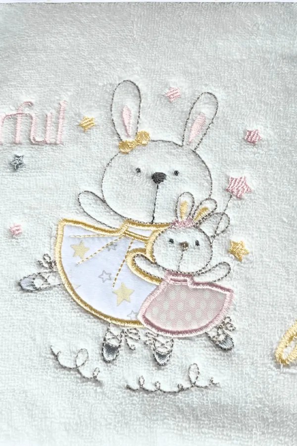 Podarunkowy zestaw ręczników dla dzieci BUNNY, 2 szt Śmietankowy /  Niebieski haft Zestaw (ręcznik 50x90cm, ręcznik 70x130cm)