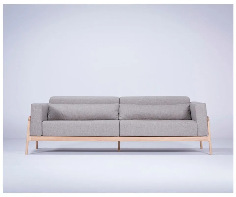 Szara sofa z konstrukcją z litego drewna dębowego Gazzda Fawn Plus, 240 cm