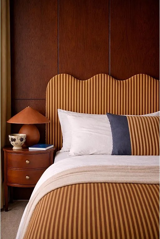 Tapicerowany zagłówek o falistym kształcie 160x73,5 cm