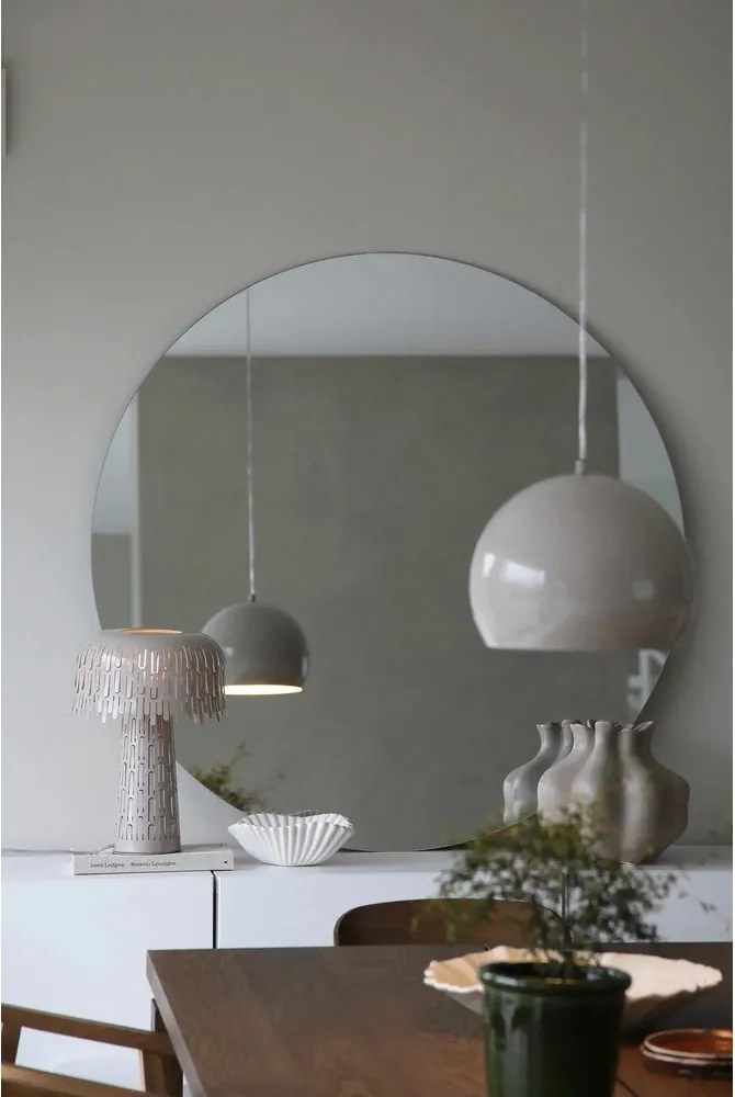 Szarobeżowa lampa stołowa z metalowym kloszem (wysokość 38 cm) Verbera – Markslöjd