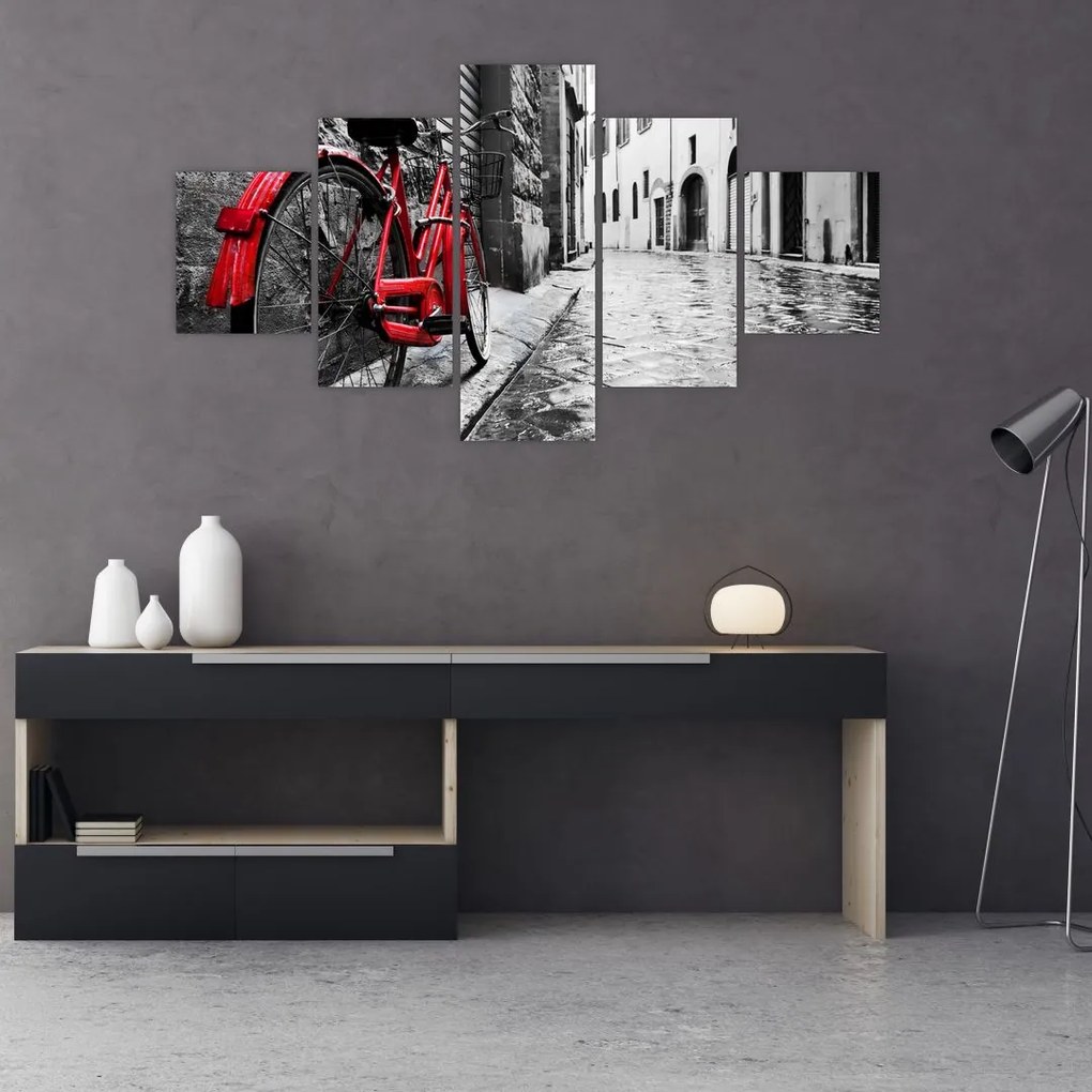 Obraz czerwonego roweru na brukowanej uliczce (125x70 cm)