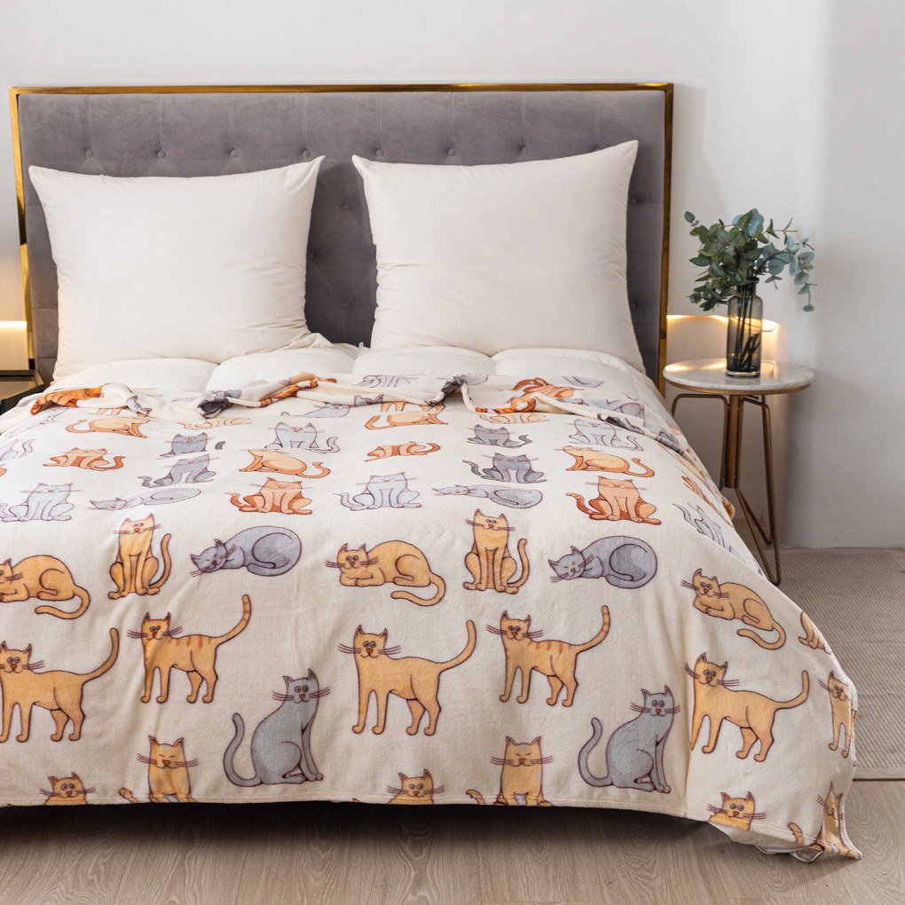 Mikropluszowy koc COLORED CATS kremowy Rozmiar: 200 x 220 cm