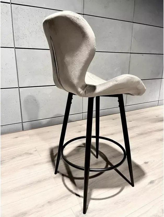 Nowoczesny hoker Ula w stylu glamour z miękkim siedziskiem i metalową konstrukcją