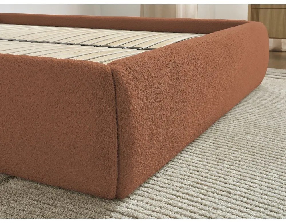 Pomarańczowe tapicerowane łóżko dwuosobowe bez zagłówka ze schowkiem i stelażem 160x200 cm Inera – Bobochic Paris