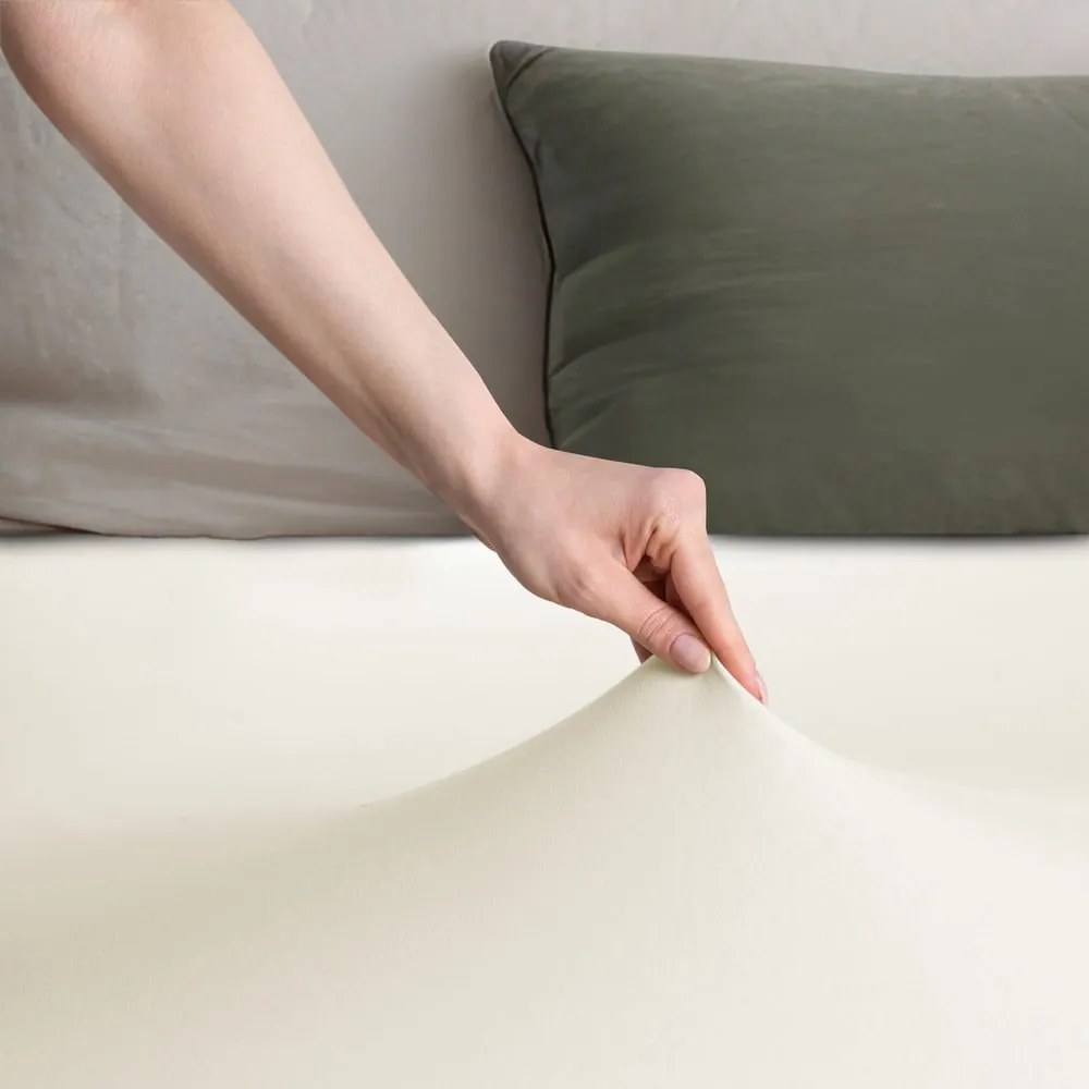Kremowobiałe dżersejowe prześcieradło z gumką 240x200 cm Amber – Restilo