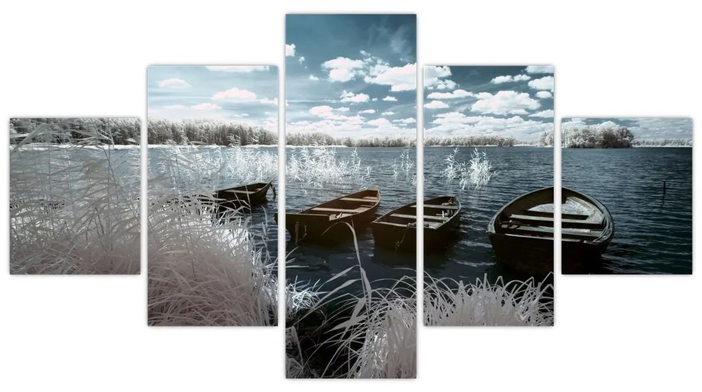 Obraz - Drewniane łodzie na jeziorze (125x70 cm)