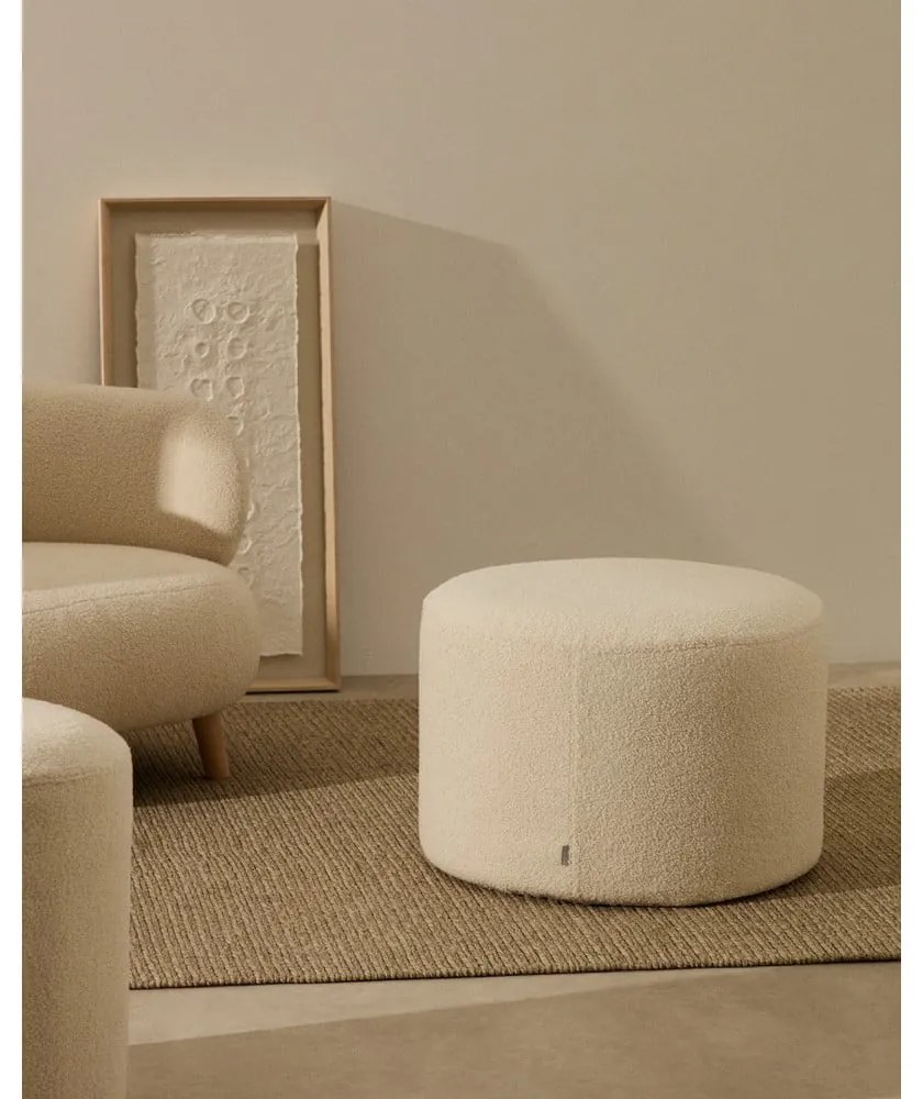 Kremowy puf z materiału bouclé Kaeli – Kave Home