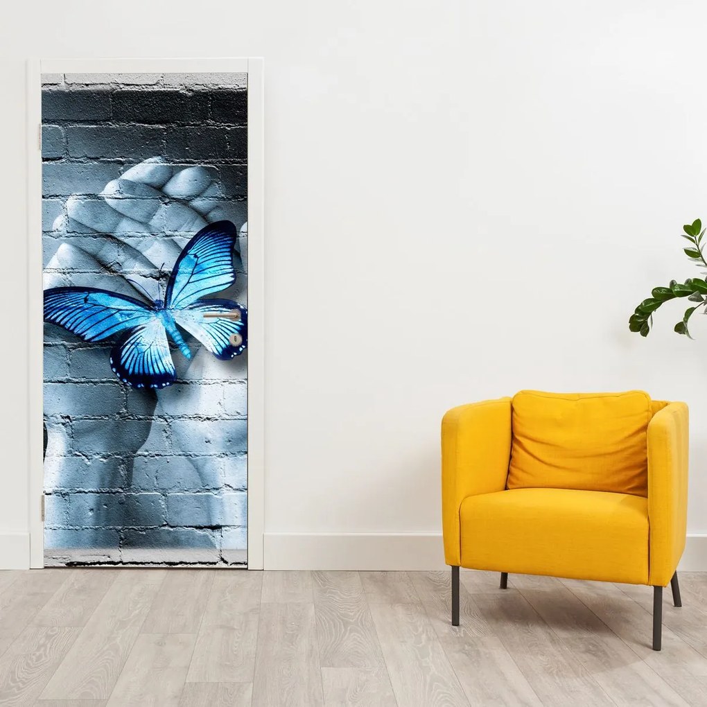 Fototapeta na drzwi - Niebieski motyl na ścianie (95x205cm)