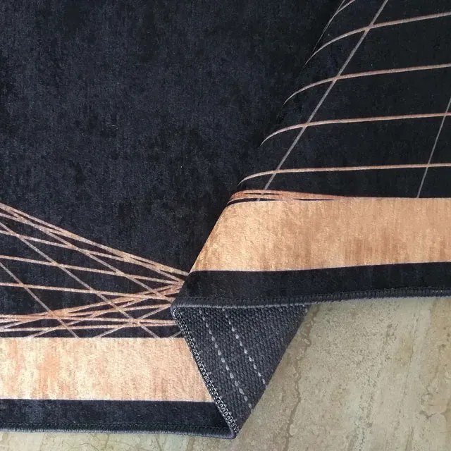 Czarny dywan ze złotymi geometrycznymi wzorami W2-K78