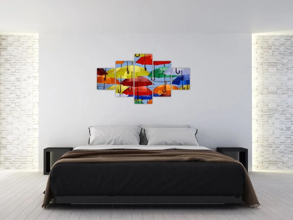 Obraz kolorowych parasoli (125x70 cm)