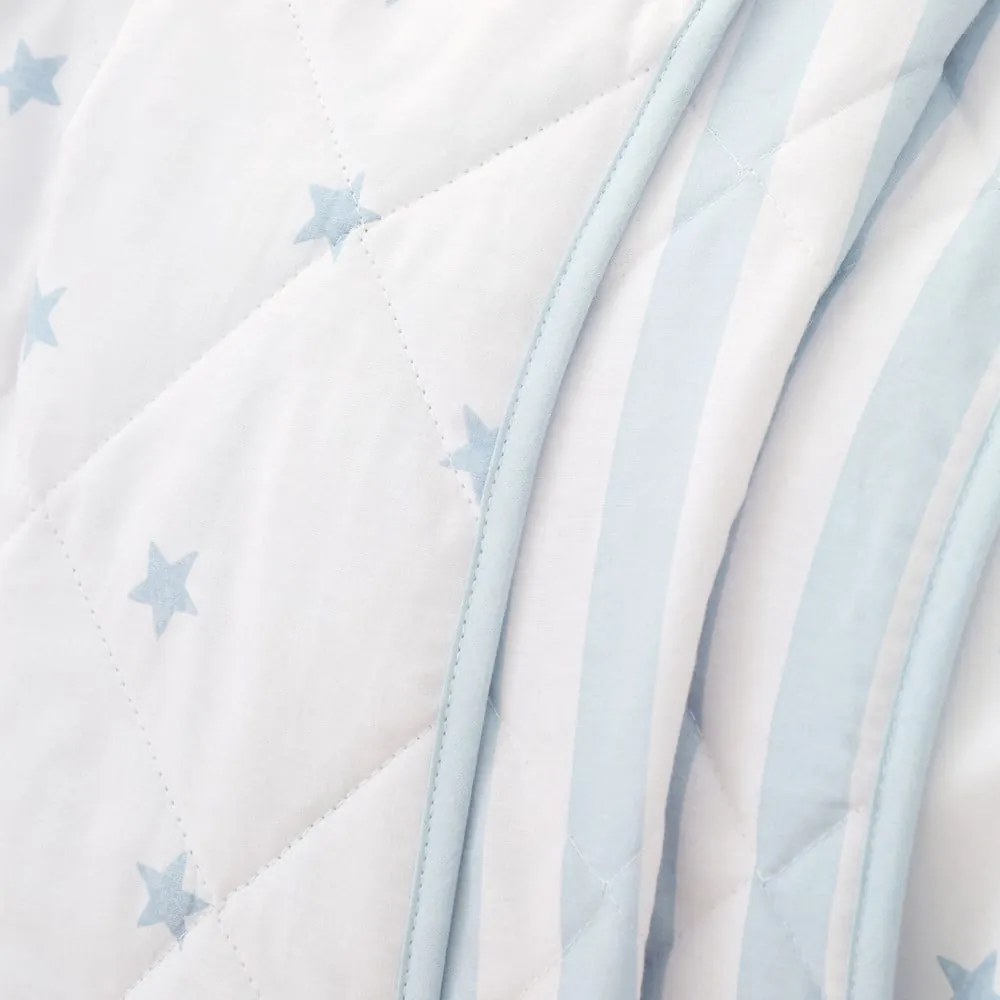 Biało-niebieska bawełniana narzuta dziecięca pikowana 135x190 cm Mini Star &amp; Stripes – Bianca