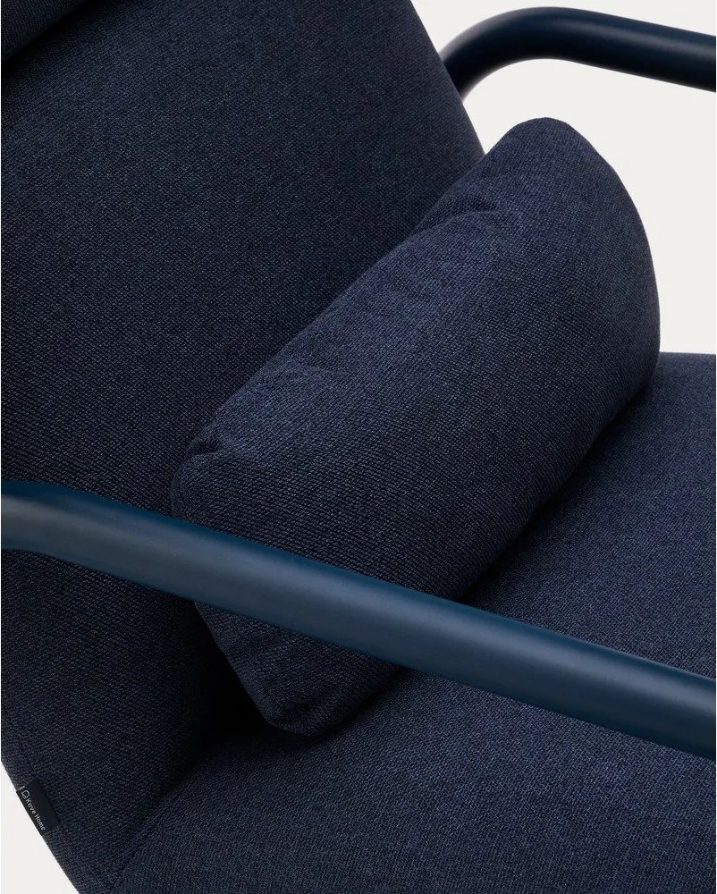 Ciemnoniebieski fotel Inari – Kave Home