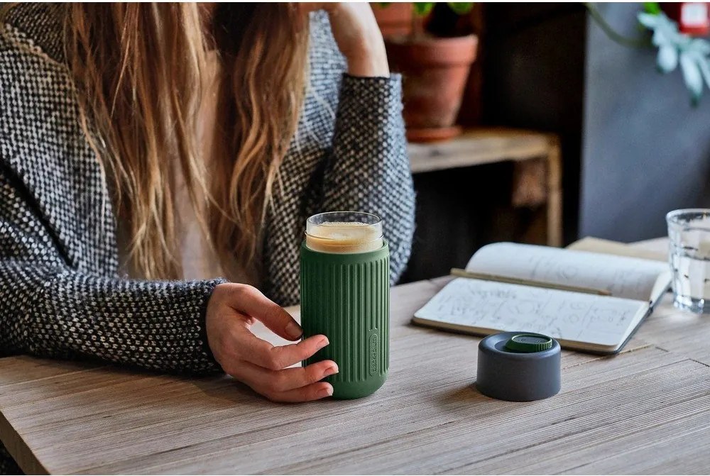 Zielony szklany kubek podróżny 340 ml – Black + Blum