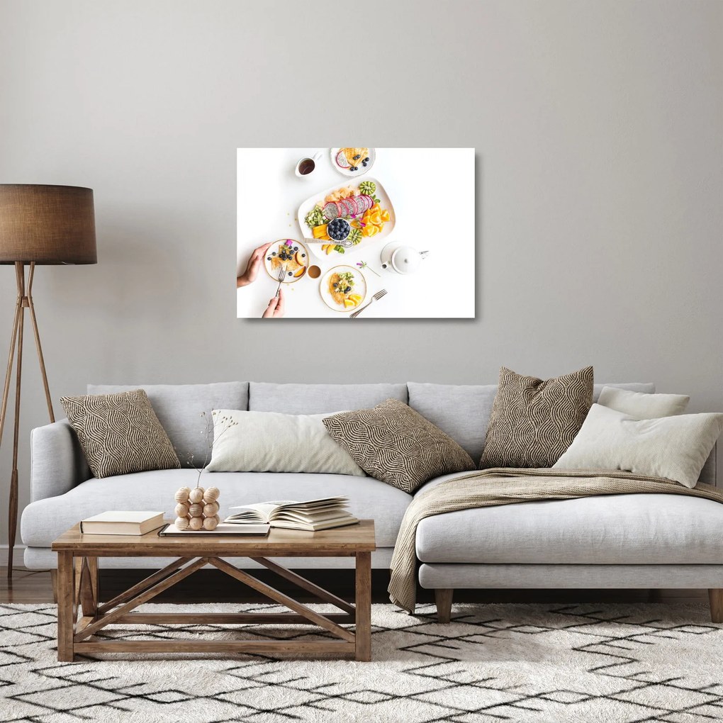Obraz na szkle talerzy z owocami na stole (70x50 cm)