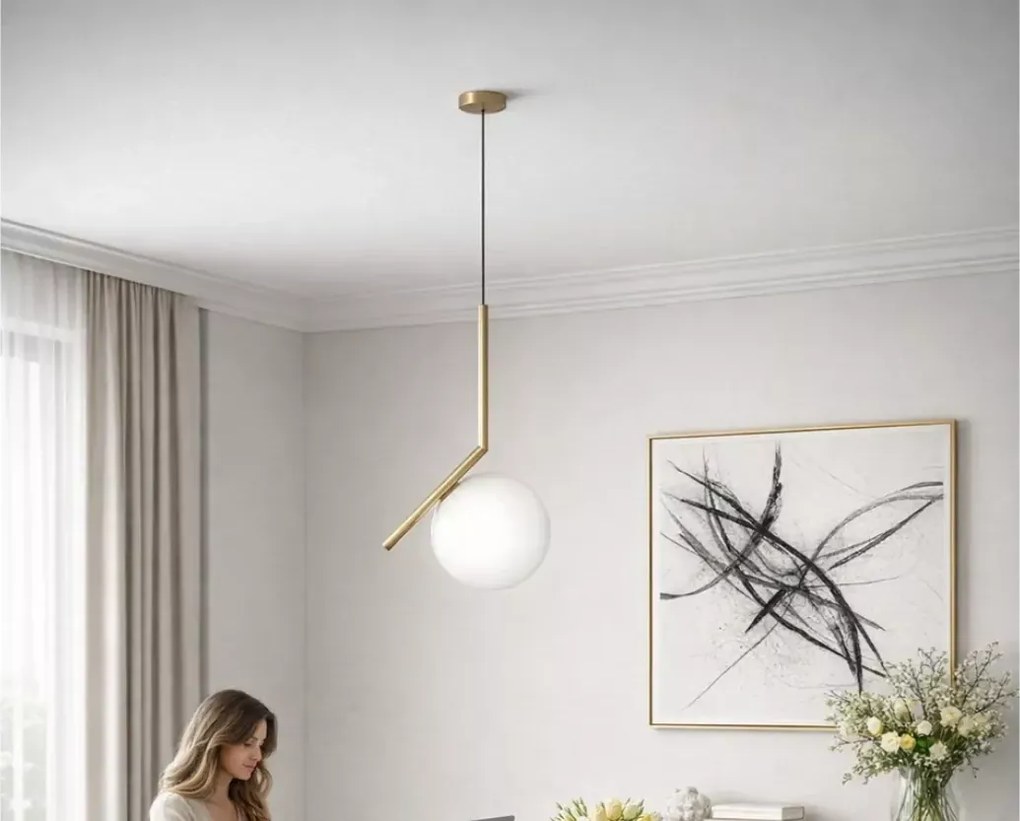 Lampa wisząca w złotym kolorze z kulistym mlecznym kloszem